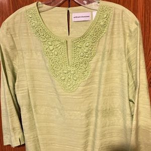 NWOT Alfred Dunner Women’s Split Crew Neck Embellished Embroidered Blouse Green